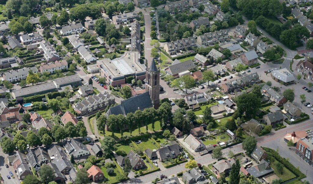 De markt in Eemnes is snel en krap. Woningen zijn vaak kort beschikbaar en er is veel concurrentie, vooral in het segment tussen €550.000 en €750.000.